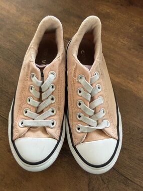 Converse Kids Low-Top Sneakers in Blush Pink & White. Reduced “Sunday special!”
